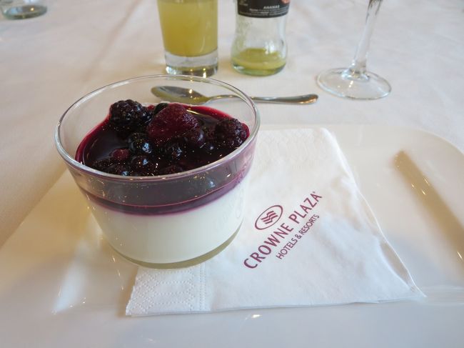 デザートは、ベリーの乗ったパンナコッタです。<br /><br />甘さ控えめで、最高！