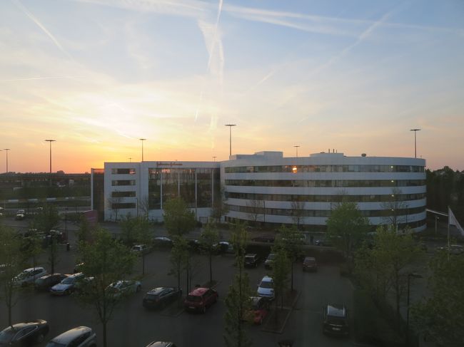 部屋の窓から、午後８時半頃、夕焼けが見えます。<br /><br />春に来ると、こんなに日が長いんですね(*^_^*)<br />