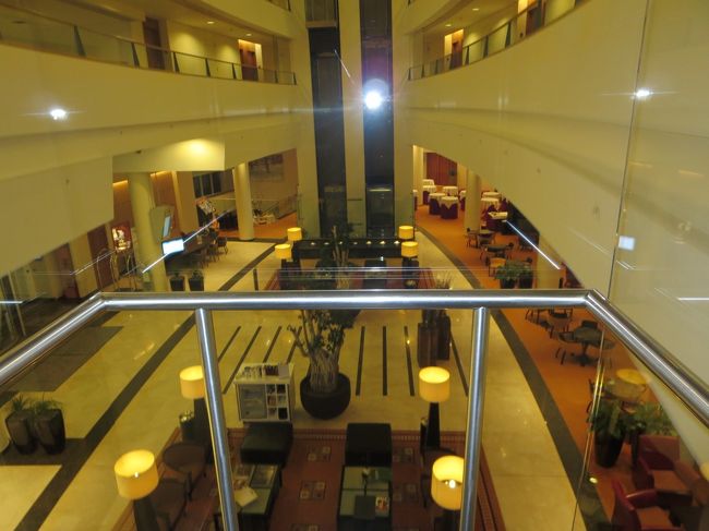 朝、６時にモーニングコールをお願いしていたら、機械音声だったので、そのまま切りました。<br /><br />シャワーを浴びてたら、５分後にまた鳴りましたが、取れないのでそのままにしておくと、切れた後すぐに、エレベーターがあがってくる音がします。<br /><br />「？？？」<br /><br />ドアがノックされ、「マーム、起きてらっしゃいますか？確認のためにまいりました。」\(◎o◎)／！<br /><br />あわてて、「起きてます。ありがとうございます！」と返すと、「よかったです。確認だけですので、失礼いたします。」<br /><br />飛行機に乗る方が多いホテルだから、ここまでのサービスをしてくれるんでしょうね♪　乗り遅れたら、大変ですもんね！<br /><br />