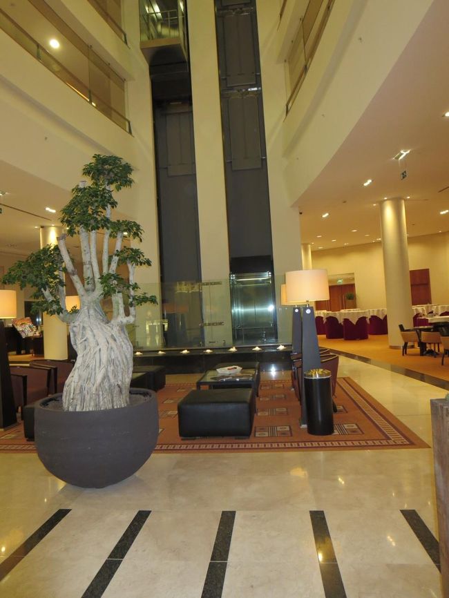 まだロビーには、誰もいない・・・