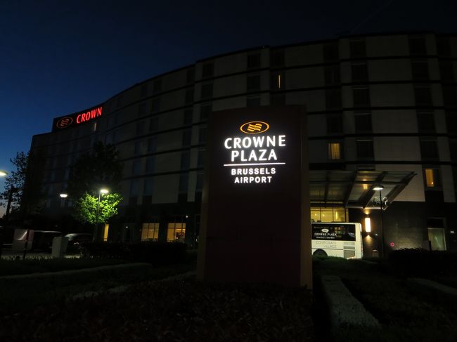 ここから、ちょこっと歩いてみましたが、あまりに人気がなく、真っ暗だったので、散策はあきらめて、部屋へ戻ります。