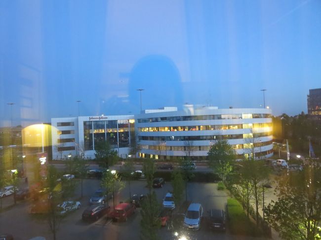 部屋からの眺め<br /><br />朝７時前でも、この暗さです！