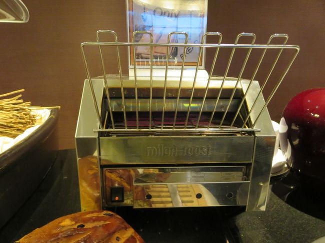 朝７時になったので、地下のレストランへ。<br /><br />トースター、でかっヽ(^o^)丿<br /><br />同じツアーの方が、トーストオンリーの機械なのに、他のパンを入れて、出なくなったのを、スタッフさんが苦笑いしながら、フォークでぐいぐい押して、外に出してました(^_^;)