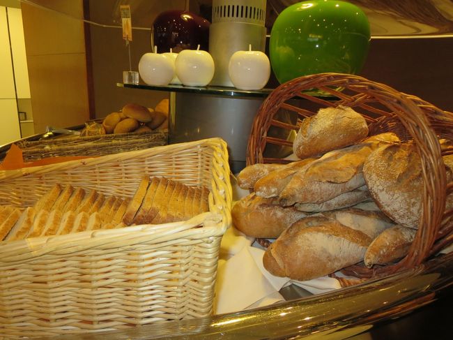 パン、おいしそう！！！<br /><br />切るのが面倒なので、ついついゼンメルなど、すぐに取れるものに走っちゃいます♪