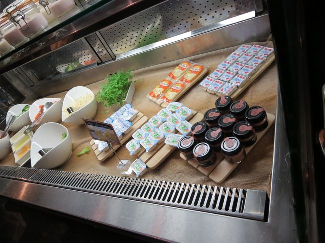 お野菜と、ペースト、ゼリー系<br /><br />ここで、マッシュルームのペーストを見つけたので、取ってみました♪<br />きのこ、大好きですから(^o^)／<br /><br />でも、でも・・・かなりの塩辛さに、食べられませんでした(^_^;)<br />こちらの人の味なんでしょうね。