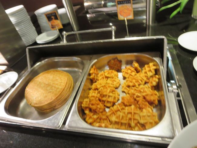 パンケーキとワッフル！<br /><br />こちらのパンケーキは、クレープのちょっと厚いバージョンなので、軽く食べられます。<br /><br />ワッフルもミニサイズなので、軽い軽い♪