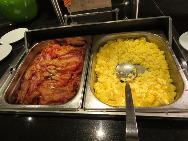 ベーコンとスクランブルエッグ