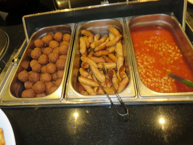 肉団子、ソーセージと、ベネルクスのホテルには必ずある豆料理