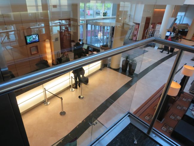 エレベーターから見下ろすと、チェックアウトしてる人が見えます。