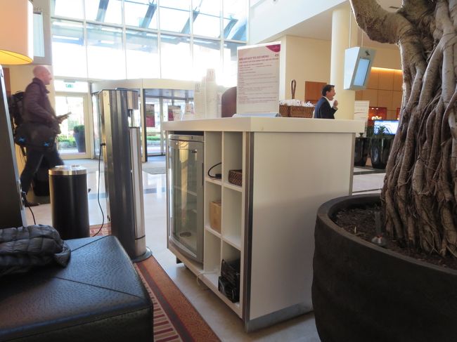 皆さんを、ソファで待ってると、目の前にコーヒーの無料サービスがありました。<br /><br />でも、お手洗いに行きたくなると困るので、今はやめておきましょう(^O^)