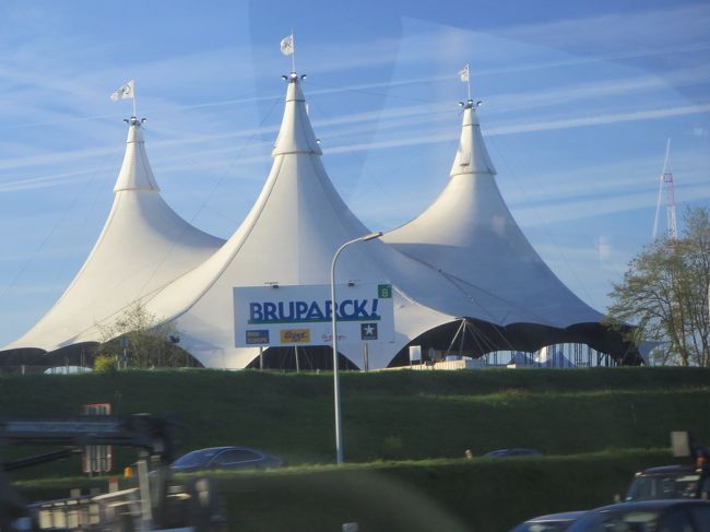 車窓より<br /><br />今日は、出発前、一番楽しみにしてたブルージュ、そしてブリュッセルの観光です♪<br /><br />おもしろい建物を見つけながら、楽しいバスの旅です。