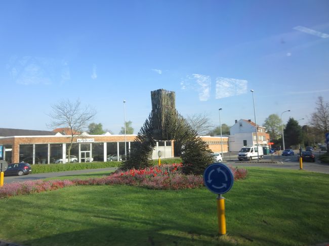 車窓より<br /><br />こんな可愛いロータリー、わくわくしちゃいます♪