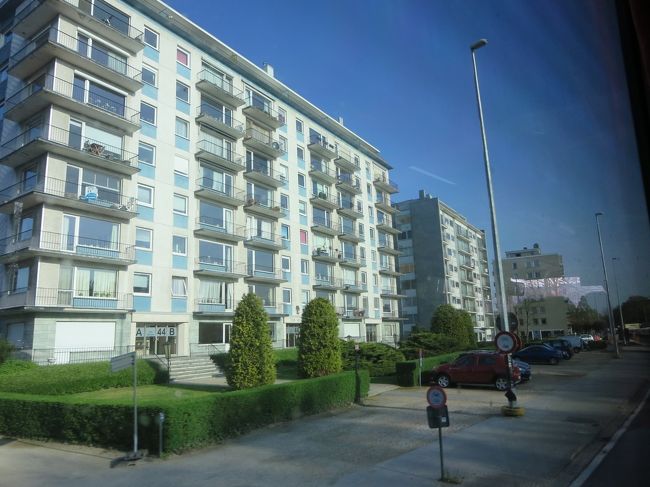 車窓より<br /><br />近代的な団地かな？！