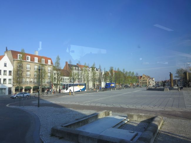 車窓より<br /><br />では、ここでバスを降りて、ブルージュ観光の始まりですヽ(^o^)丿