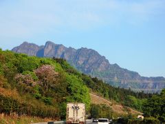 雪山ガール・デビューとなったのは2014年のGW後半の5月3日。
この日は高速道路も大混雑が予想されたため、まだ日も登らぬ朝4時に家を出発する。

主要幹線に出ると、電光掲示板には高速道路情報が早くも掲示されていて、東北道の鹿沼では朝4時にして30kmを超える渋滞が始まっているとのこと。
幸い私達が目指す方面では目立った渋滞はなく、少し安心。

渋滞がないとはいえ、早朝にしては高速道路の混み様は尋常ではない。
関越道から上信越道に入り、先を急ぐ。

この道は私の好きな道の一つで、ゴツゴツした切り立った岩山の妙義（みょうぎ）山の姿を横目にドライブすることの出来る道。

この日も、少し春霞のかかる空の下、修験道の山の姿を眺めることができた。
