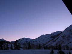 部屋に戻り、ベランダからもう一度暮れて行く山を眺める。

雲が全てなくなり、クリアな空。
そして、先ほどまでは雲で覆われていた白馬岳の稜線もくっきりと見えている。

空には輝く三日月。

こんな美しい景色を見ることができるなんて…。
今まで雪山を嫌っていたことをチョッピリ後悔。

この分ならば、翌日の天気も期待できそう。
明日は、ロッジの裏から登り始め、天狗原、白馬乗鞍岳へと雪山を登る予定。

タップリ寝て、疲れを取るのが最優先…という事で21時には相棒も娘も、そして私もzzz…。