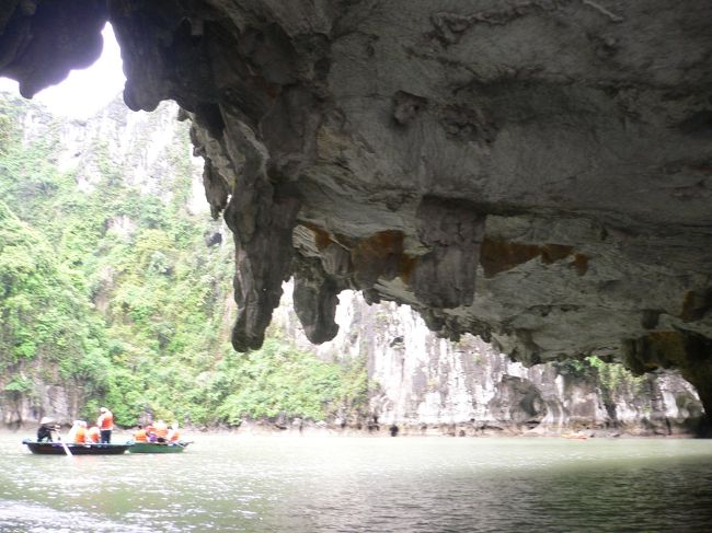 クチコミなど読むと皆さんこの小舟が良かったと書いていますが<br />静かな事や海に近いことがあると思います<br />一人１３００００ドン（申し込み時に説明あり）で乗らなくてもいいのですが　ぼんやり船に揺られるひと時も楽しいかも