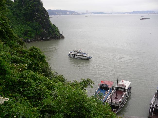 鍾乳洞を出るとこーんなに上っていたんですね<br />下りには途中お土産物屋さんや展望台があります。<br />船に戻るとジュースとフルーツのサービスが。<br />シンカフェ（今はシンツーリスト）は安かろう悪かろうで有名でしたが<br />今回申し込みの対応からずっと良くて驚きです。ガイドさんも一人ひとりに<br />話し掛けるとか帰りも最後まで面倒を見てくれました。日本語ツアーはないけれどほんの少しの英語で大丈夫でした、たまたまかも知れないけど。