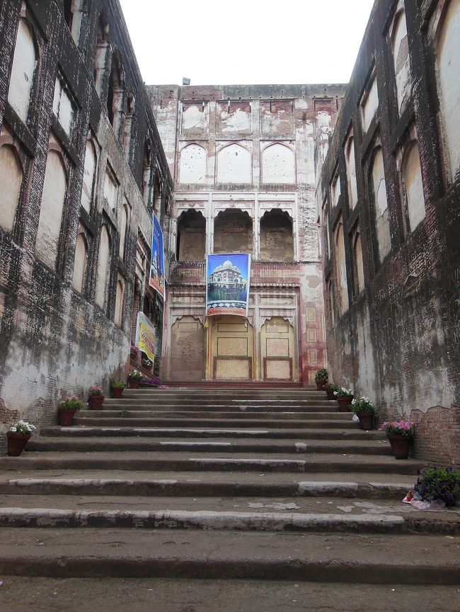 通称“象の通り道”<br /><br />皇帝が象に乗って入城するため、広く、階段も緩やかな勾配になっています。<br /><br />突当りの壁（写真中央部）には点々と穴が。<br /><br />19世紀前半にラホールを中心にパンジャブ地方を支配したシーク教徒の国家「シーク教国」と植民地支配を狙うイギリスとの間で戦われた“シーク戦争”（1845〜1849）当時の弾痕だそうです。<br />、