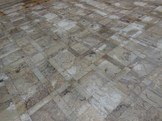 “シーシュ・マハル”前の中庭の敷石は大理石でしょうか。石の模様も美しく、雲の上を歩いているようだとも言われるとか。