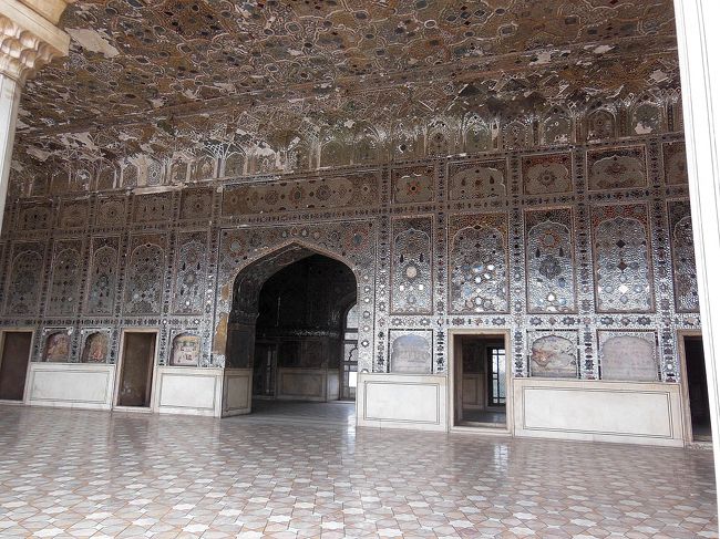 “シーシュ・マハル”<br /><br />ガラス（鏡）の破片がアラベスク（幾何学）文様状に壁面に埋め込まれている美しい宮殿です。<br /><br />ろうそく1本、ランプ一つで、明かりが反射して建物全体が明るくなるとも。<br /><br />