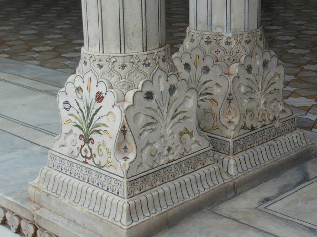 柱もきれいに装飾されています。