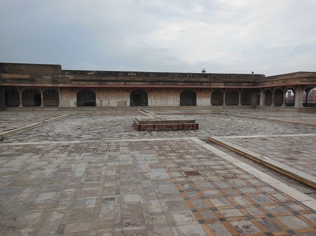 “シーシュ・マハル”前の中庭には浅いプールがあり、水が四方に流れるようになっています。<br /><br />月夜の晩など、月明かりがプールの水面に反射し、“シーシュ・マハル”の鏡を照らす･･･という光景が見られたそうです。<br /><br />シャリマール庭園のランプの前を流れ落ちる水のカーテンといい、なかなか繊細な美意識です。<br /><br />今のパキスタンからは想像しにくい･･･と言えば、失礼でしょうか。