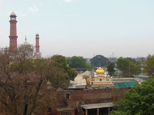 城壁からの眺め。<br /><br />手前の施設は、貧しい人だか、余命いくばくもない人だかを相手にした慈善活動を行っているとか、その活動の関係で、バードシャーヒー・モスクは昨日は観光客は入れなかったとか･･･記憶が定かでありません。