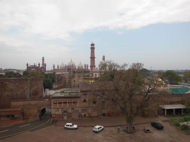 同じく、城壁から眺めたバードシャーヒー・モスク