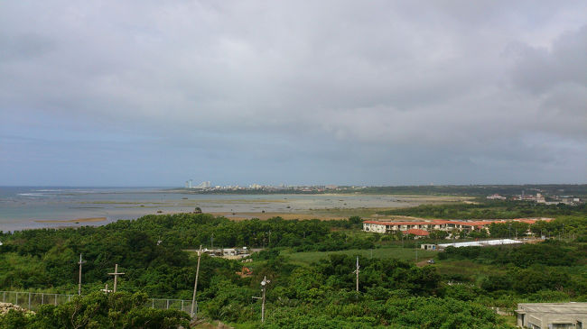 午後になって、少し晴れ間が出てきたので、ホテルのプールへ