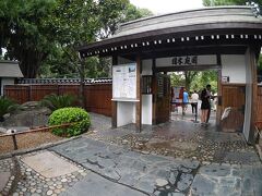 入場料が取られるにも拘らず、たくさんの行楽客で溢れています。


す.......すばらしい！！
　　　　　　　　　　　　　この存在感！！

タクシーの運ちゃんからも、この日本庭園のすばらしさを絶賛され、嬉し涙がでそうになりました。


