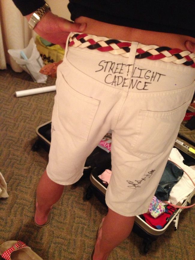 ハードロックカフェでライブをしていたグループが<br />サインしてくれました。