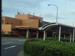 鳥取空港に1715着。隣になにやら新しくできる予定？の空港らしき建物が。名称を鳥取砂丘コナン空港にする案があるそうで、もしかしたら出雲縁結び空港、米子鬼太郎空港のようになるかもしれませんね。