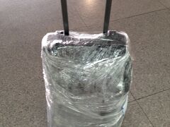 香港、ヨハネスブルグを経由してジンバブエのヴィクトリアフォールズへ出発です。ソフトケースのスーツケースは空港で盗難に会うことが多いと聞き、初めてラッピングサービスを利用。これまで誰が利用するのかと不思議に思っていましたが、まさか自分が利用するとは。スーツケース１個６万ドンでラッピングでした。それにしても高いなあ。