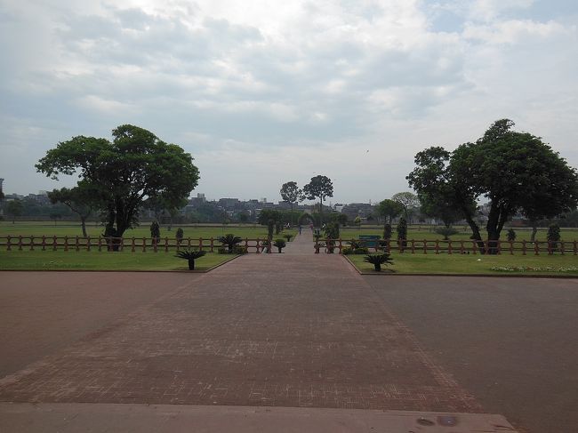 前面は広い庭になっています。