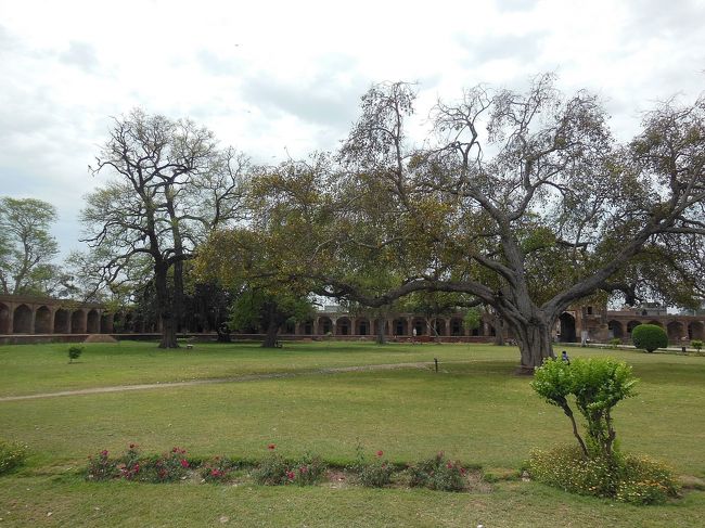 “キャラバン・サライ”････隊商の宿泊所です。<br /><br />長旅を終えた商人たちが広大な空き地に馬やラクダ（？）をつなぎ、周りを取り囲む180もの小部屋で休みます。<br /><br />