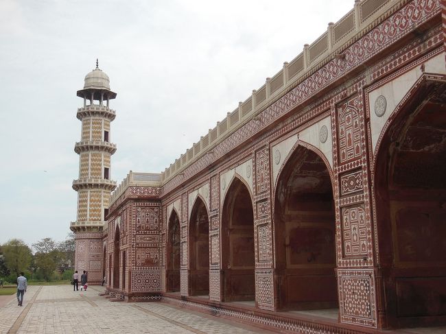 赤砂岩と大理石からなる建物です。