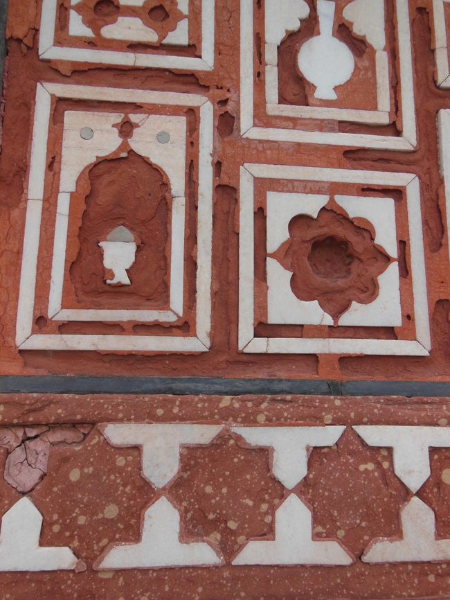 往時は、色とりどりの装飾がなされていたのではないでしょうか。