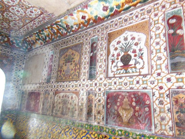 通路に描かれた花をモチーフにしたフレスコ画