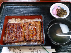 成田山と言えばうなぎ！
近江屋さんで食べました。
すごい美味しくて感動。
そしたら普通のうな重を頼んだはずなのに、会計で高いと思って確認したら特上になってた！
そりゃ美味しいはずだわ。
子供たちがお店のおばさま達にお世話になったのでクレーム入れず帰りました。
作戦？！