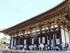 さあ、お腹も満たしたことだし……
ここからは、時間との勝負！！
東大寺で想像以上にのんびりしちゃったので、今日の予定をクリアーするためには頑張って歩かないといけないわ〜（笑）

国立博物館からテクテクテクテク。。。
10分ほど歩いて興福寺に到着。東金堂に入るのに結構並んでいるわね。