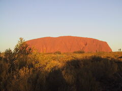 この日の日没は18時3分。その30分ほど前にウルルのsunset viewpointにやってきました。

ウルル（Uluru）は世界で2番目に大きい一枚岩で、地面からの高さ348m、周囲は9.4kmです。1番大きいのは西オーストラリア州にあるマウント・オーガスタスで、ウルルの倍以上の大きさなんだって。

ちなみに「ウルル」には特別な意味がないんだとか。岩とこの辺りを先住民が「ウルル」と呼んでいたんだそうです。