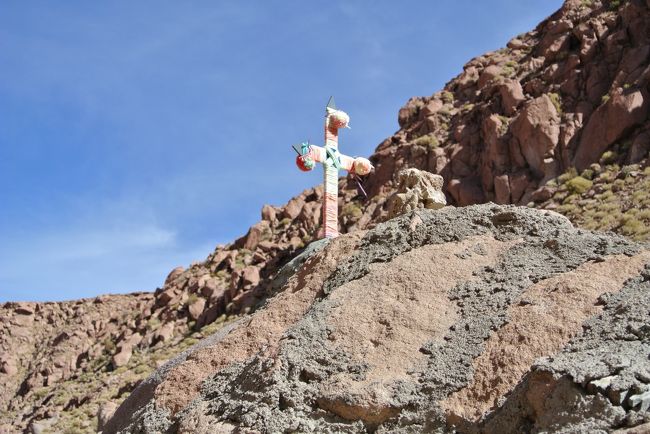 Puritama (3400m high, 30km from S. Pedro de Atacama) has 8 pools around 30 to 33 C, and we can take a bath in 7 of them.  We tried two.  It is nice inside, but cold outside! 