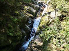 飛流おとし
飛流橋から眺められます。
花崗岩の隙間を流れ落ちる、美しい滝です。
　