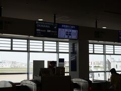 久しぶりの団体旅行に参加＾＾
私たちのグループは７名で参加です。

沖縄は前日から早くも梅雨入りしました＾＾；あらら。。。
沖縄らしい写真は撮れないねぇ＾＾；

予想通り那覇空港到着は少し遅れてしまいました。
飛行機もかなり揺れた〜ｗ梅雨前線の中通ったからね＾＾；