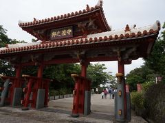 那覇空港からはバス２台総勢９０名近くの団体さんです。

は〜い皆さんコッチですよぉ〜♪
お決まりの首里城公園へ
団体さんの写真撮影中に今がチャンスとパチリ♪
当然私は団体写真には入っていません(*´艸`)

だけど守礼門は青空がやっぱり似合うのよねぇ＾＾；残念だーｗ
お天気は曇り時々雨です。