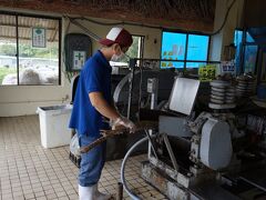 次は読谷の沖縄黒糖さんで見学。
さとうきびを圧搾機で絞って黒糖は出来るのです。

