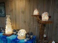 一日目の行程に時間が余ったらしく二日目の朝行く予定の
琉球村・沖縄の駅ちゃんぷるーに行くことに。
おかげでこの旅のメインイベント美ら海水族館がたっぷりの３時間になりました＾＾ｖ

琉球村に着いたときは雨。別料金で琉球村の中に入れるのですが
前にも行ったことがあるし濡れるし・・・で私たちはお店めぐりをすることに。