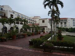 本日の宿泊ホテルは読谷にある五つ星のホテル日航アリビラです♪
以前の旅行で使ったっきり２度目ですが　ここいいですよねぇ＾＾ｖ

曇り空なのが本当に残念ですｗ