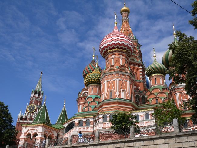 ◆聖ワシリー寺院<br />象徴的カラフルなネギ坊主頭は、１７世紀に施されたもの<br /><br />時計の針が１２時２５分ほどになっています<br /><br />これから、昼食に向かいます